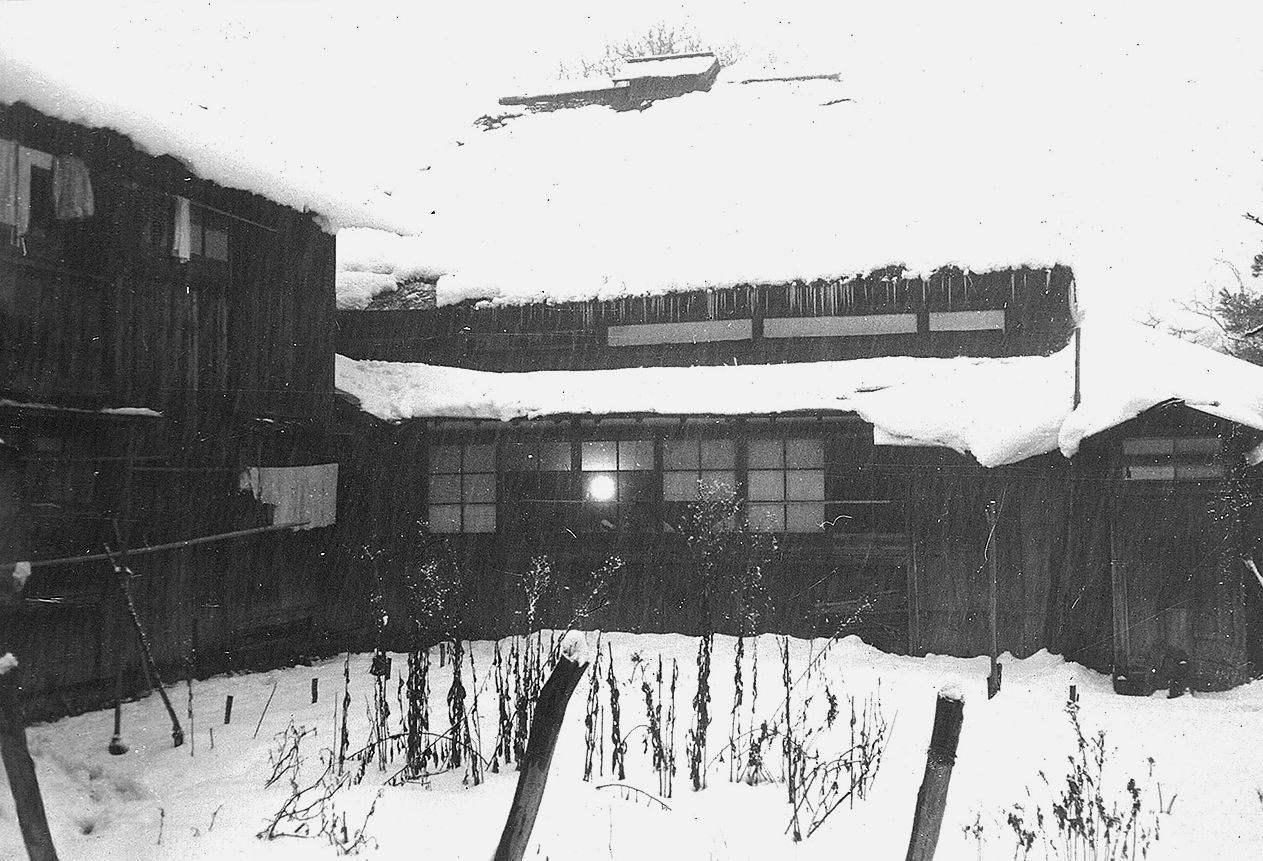 茅葺屋根に雪が積もった風景