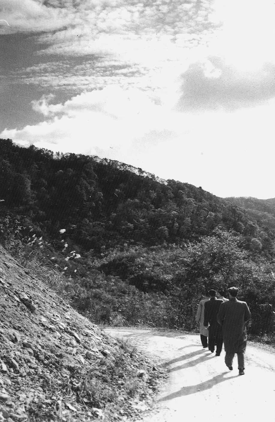 山の道路と男性3人