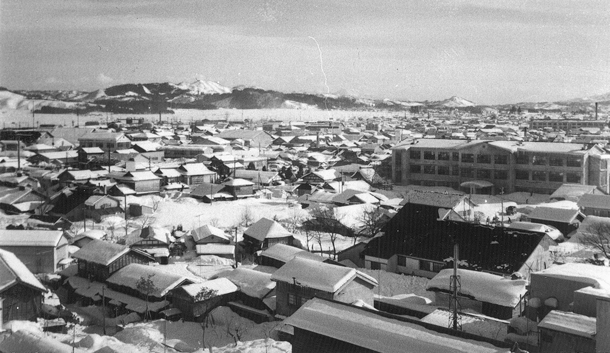 積雪の市街遠景