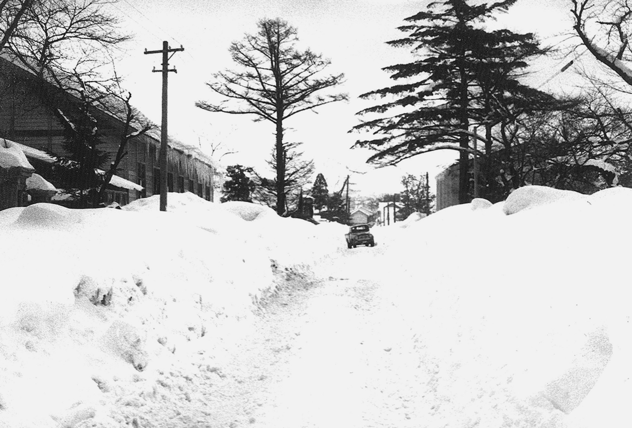積雪でせまくなった道路