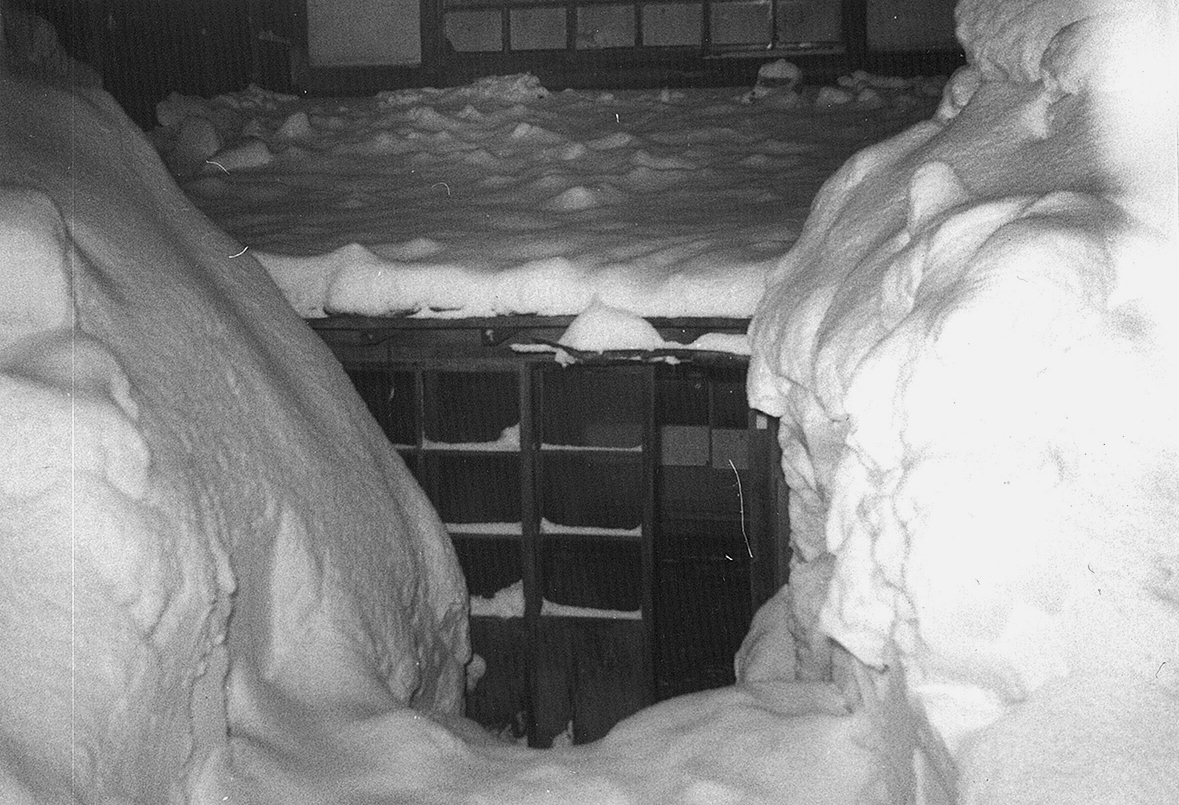 豪雪に埋まる家の出入口
