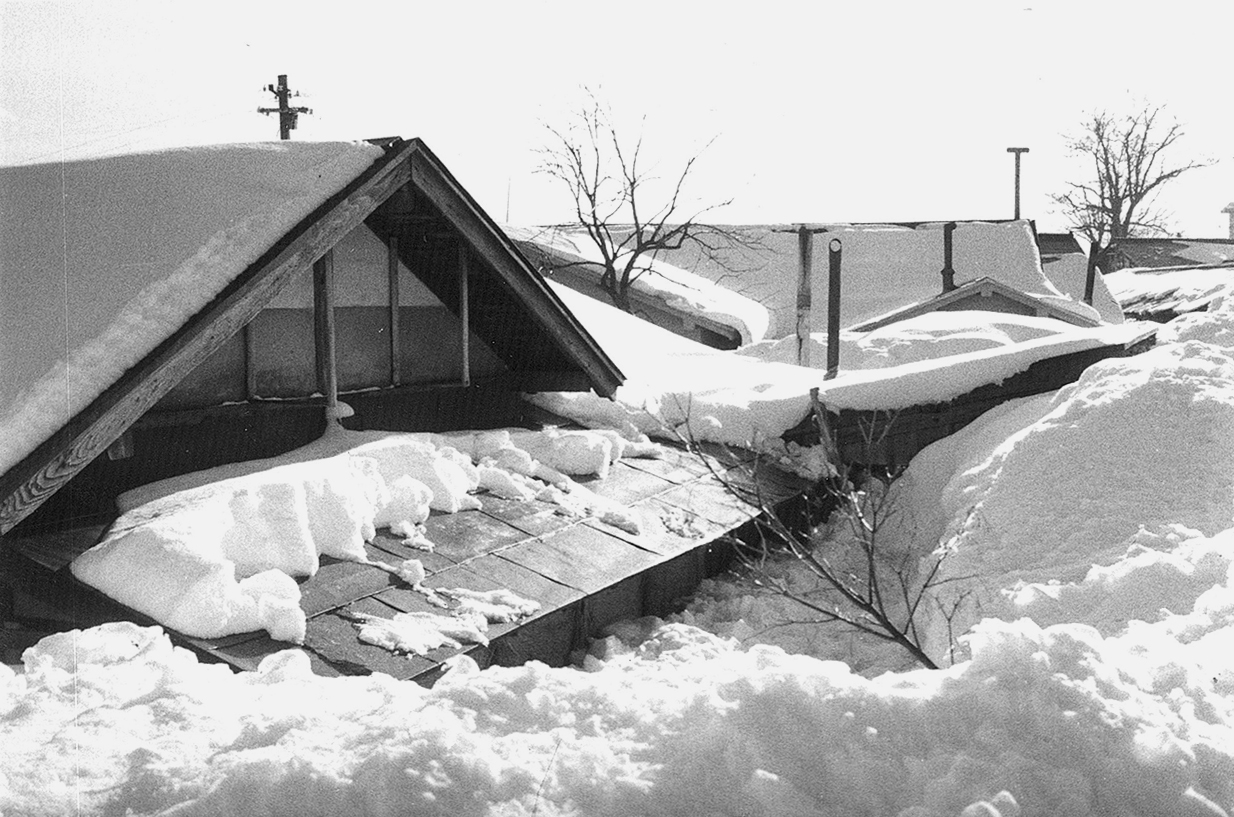 豪雪の冬　屋根迄埋もれる家