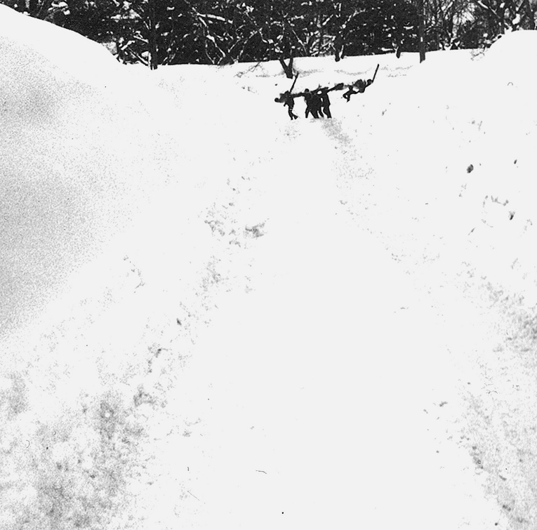 大雪の北高前通り