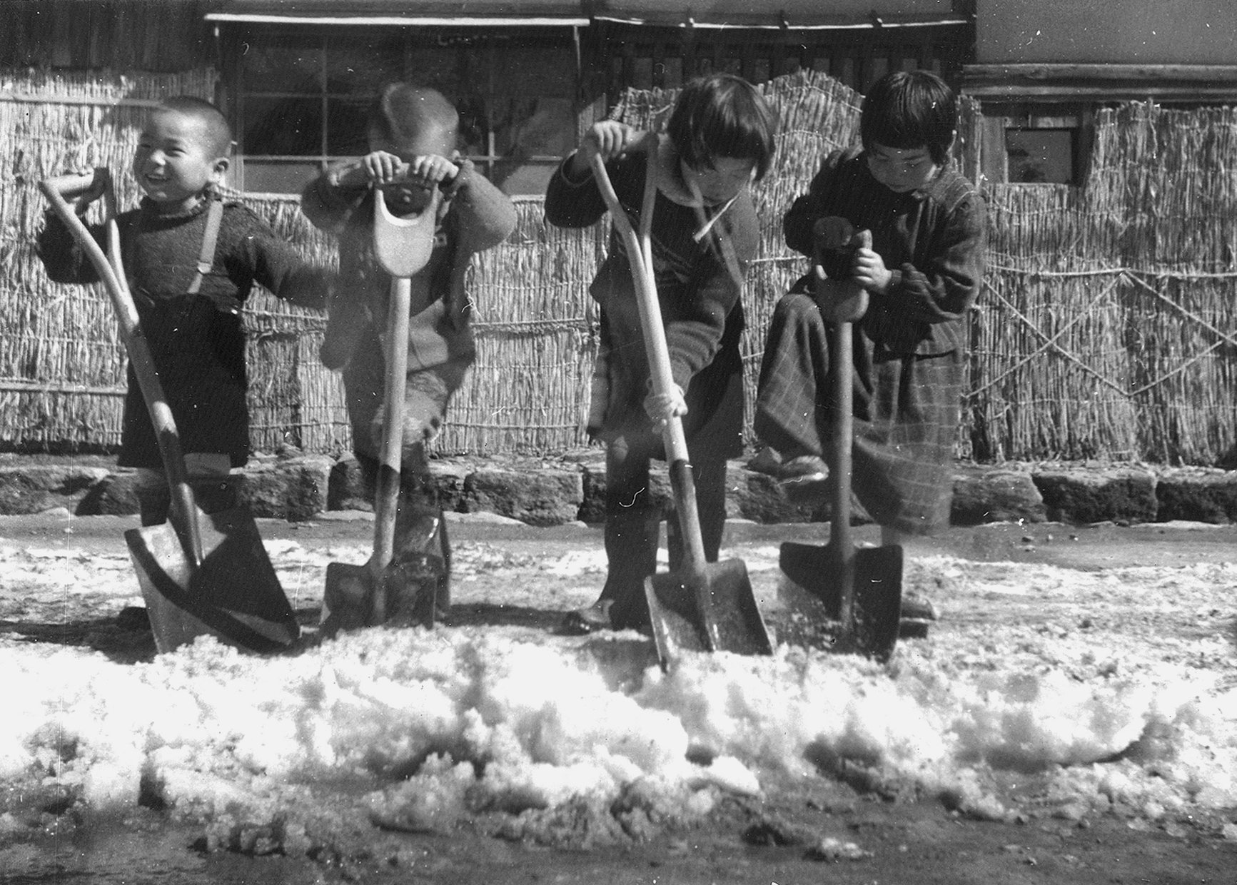 雪消しする子供達