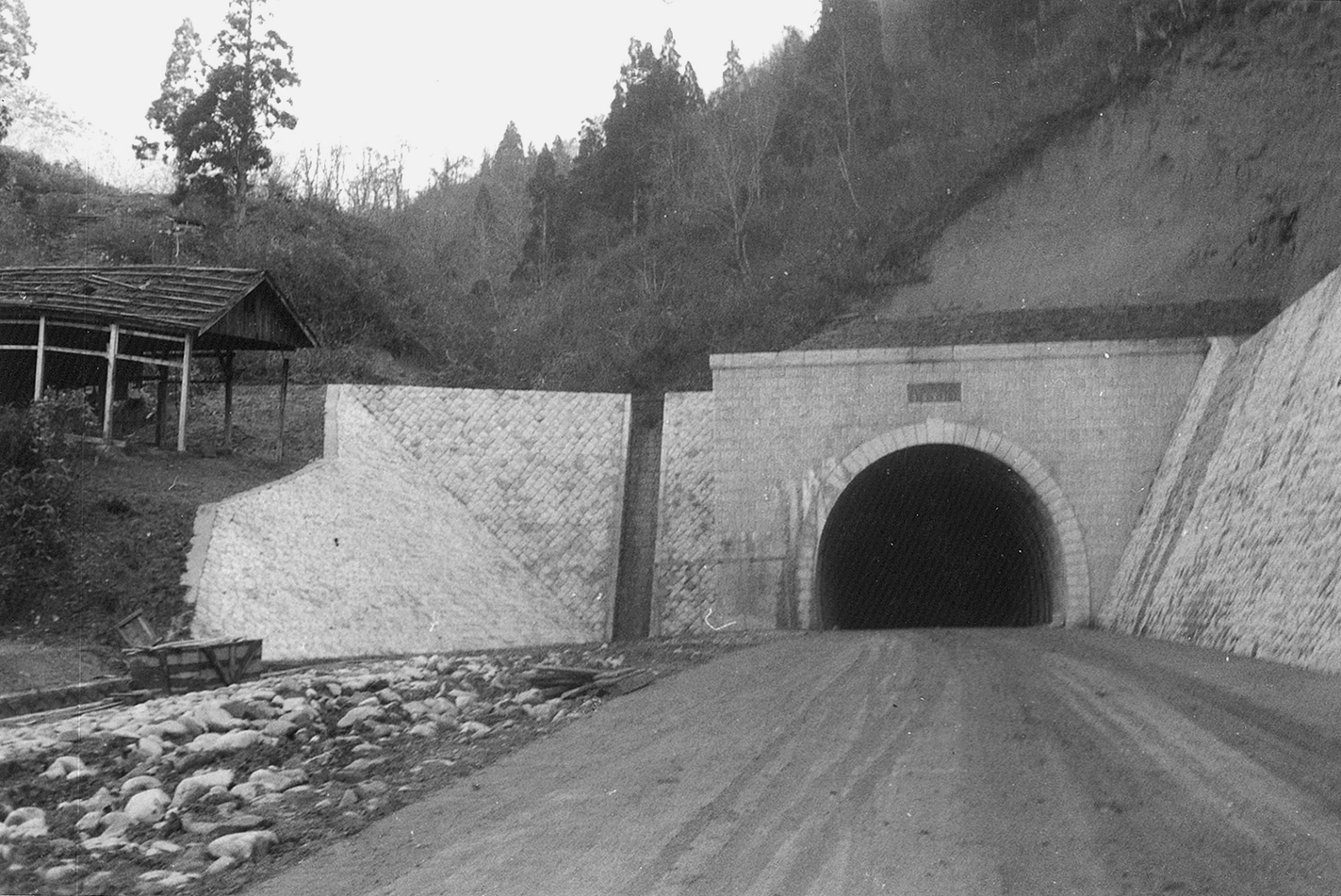 １３国道のトンネル