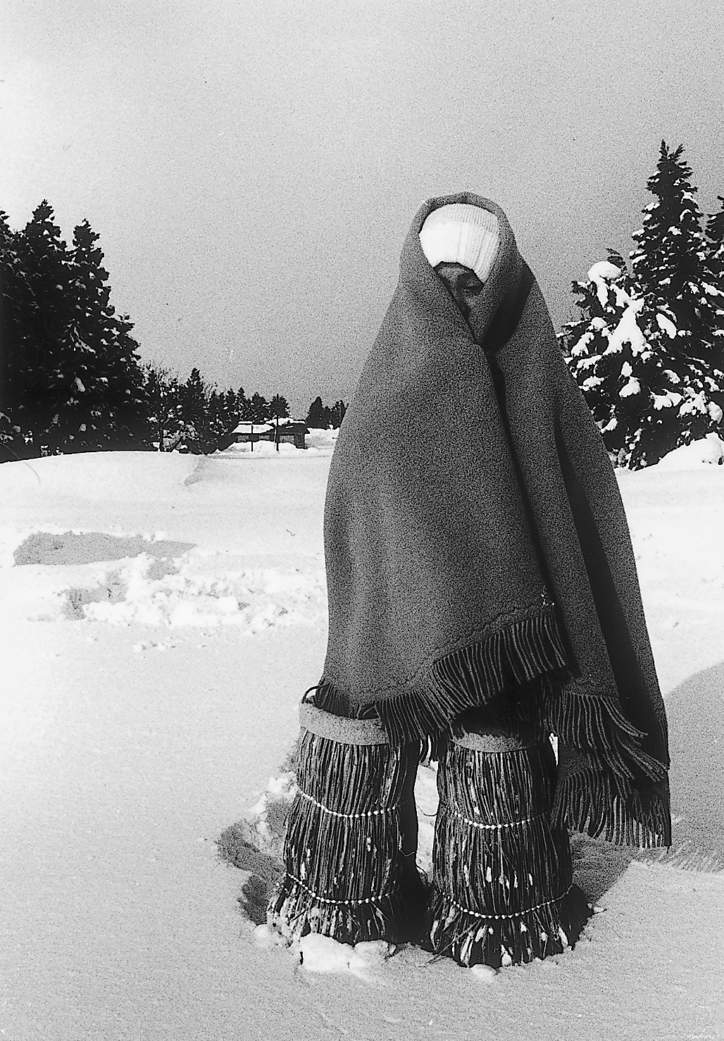 角巻をかぶっての雪踏み(フミダワラ)