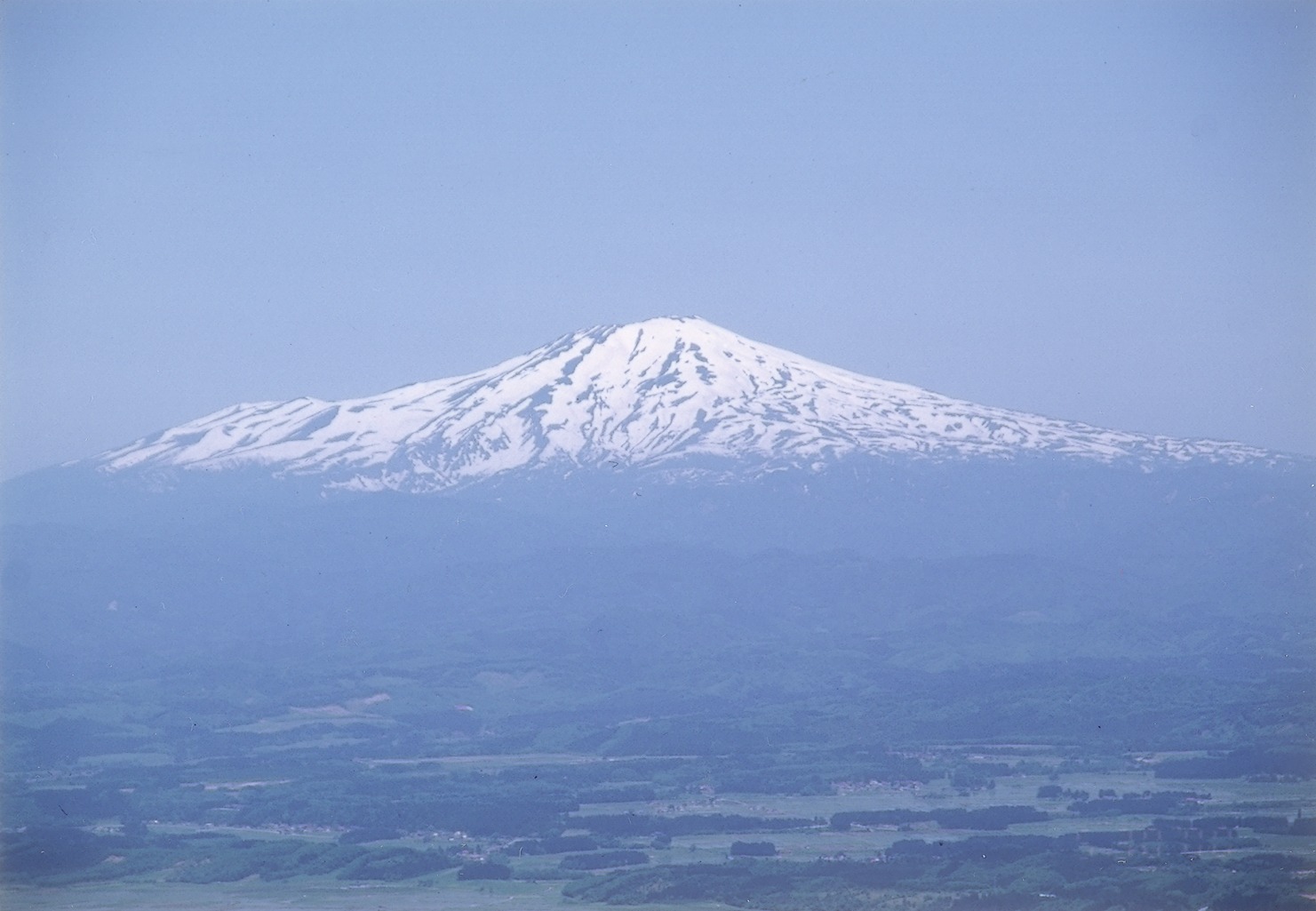 三角山から鳥海山を望む