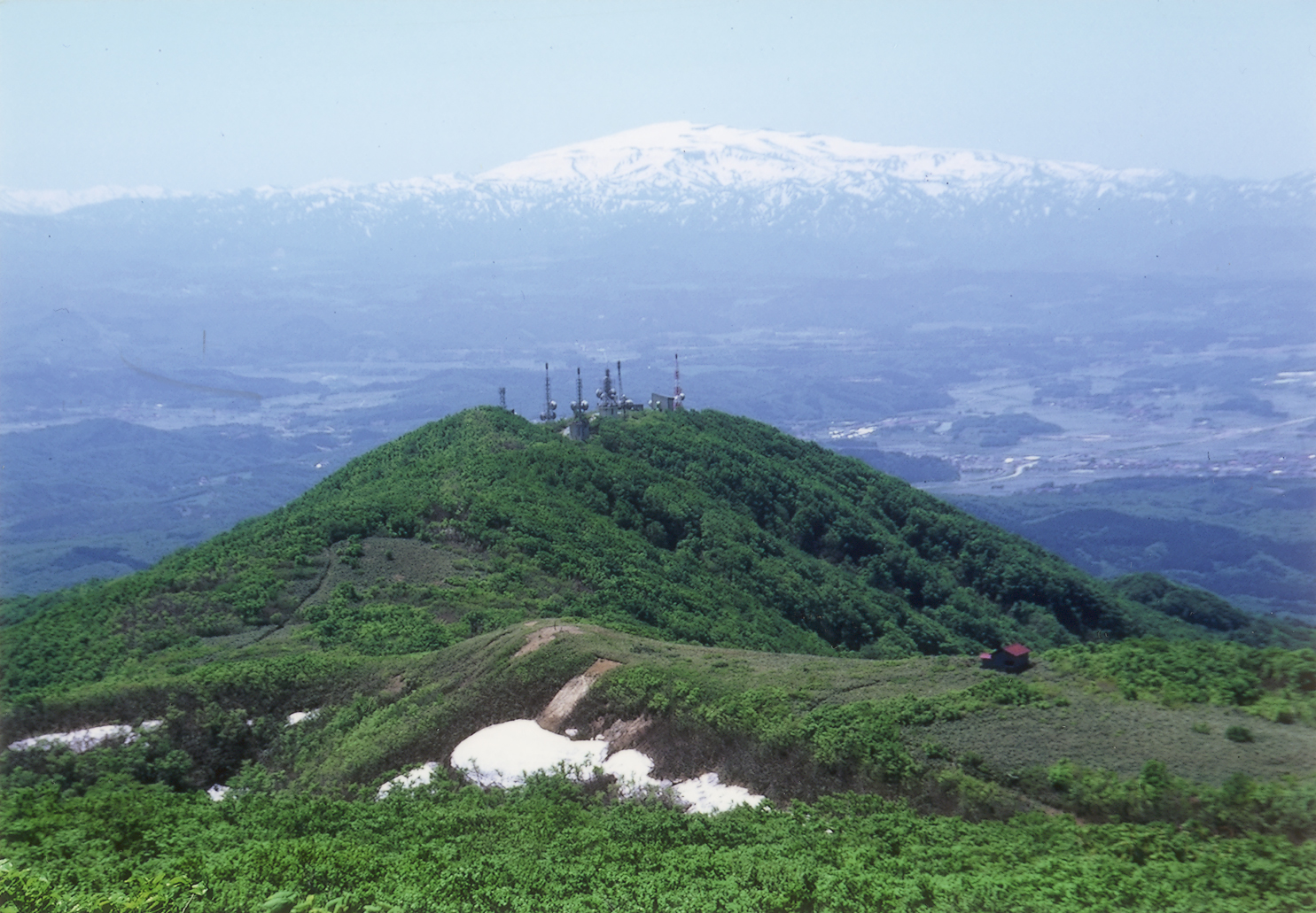 杢蔵山から月山を望む