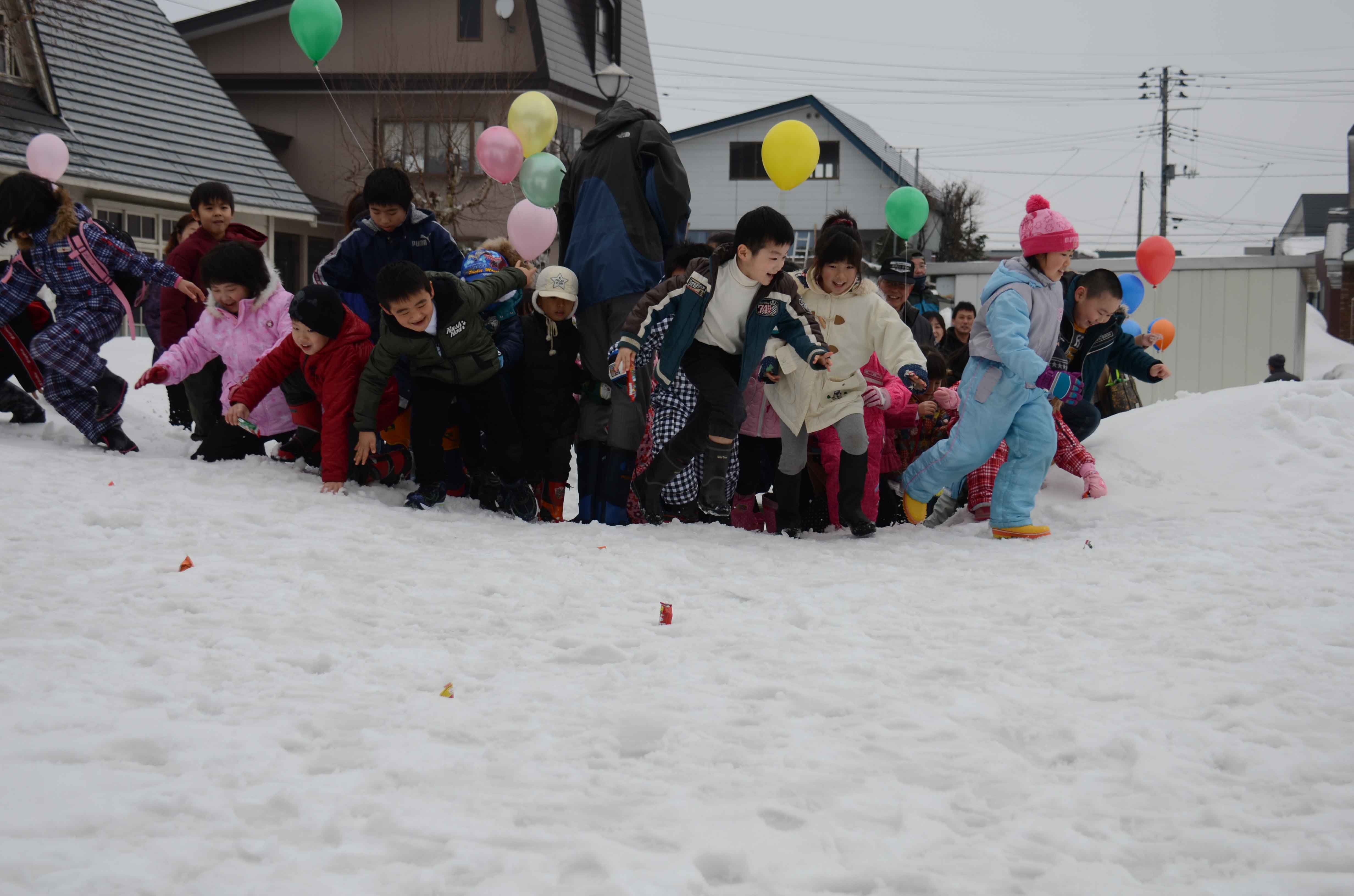 雪の里まつり「雪中宝探し」