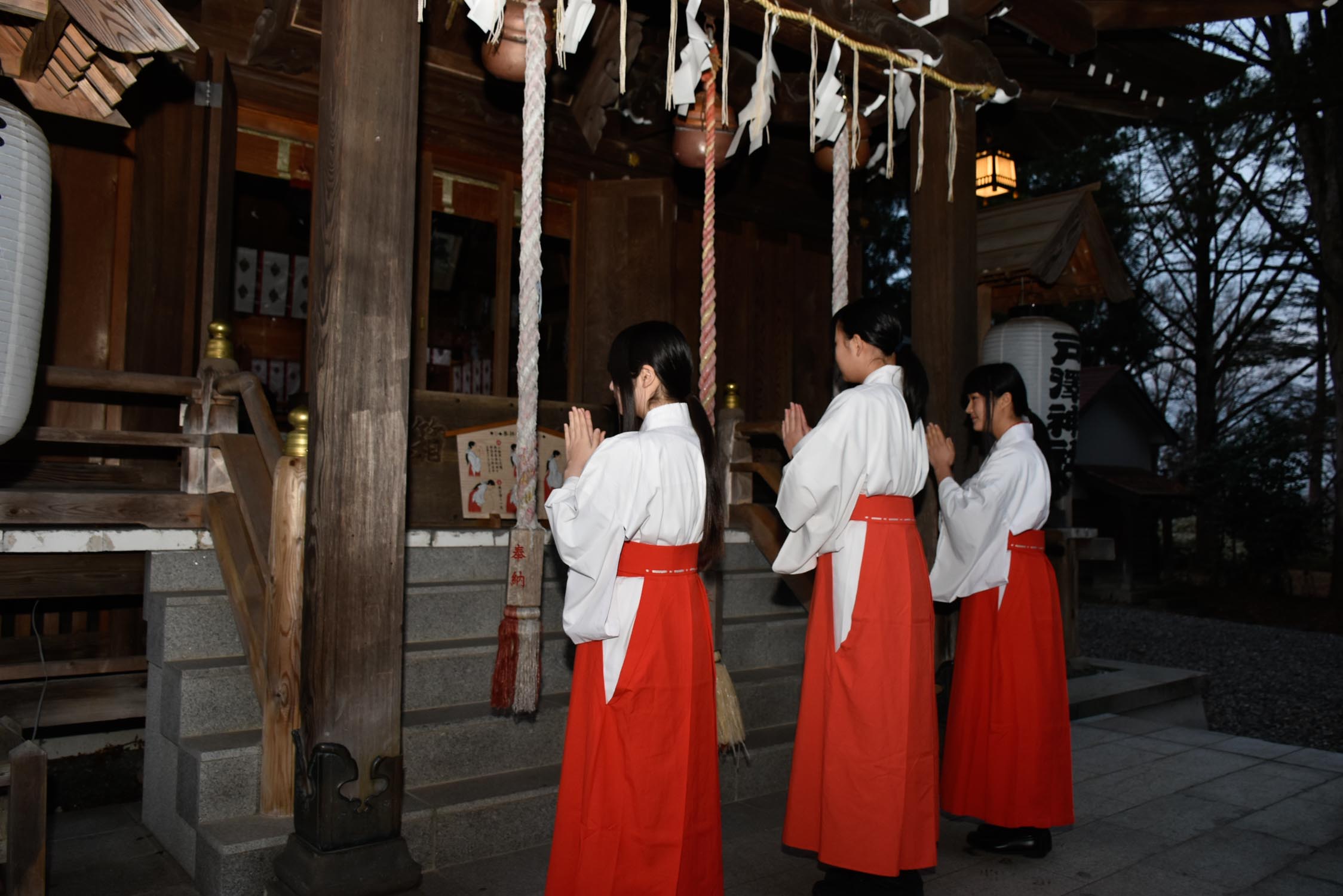 戸澤神社にて巫女