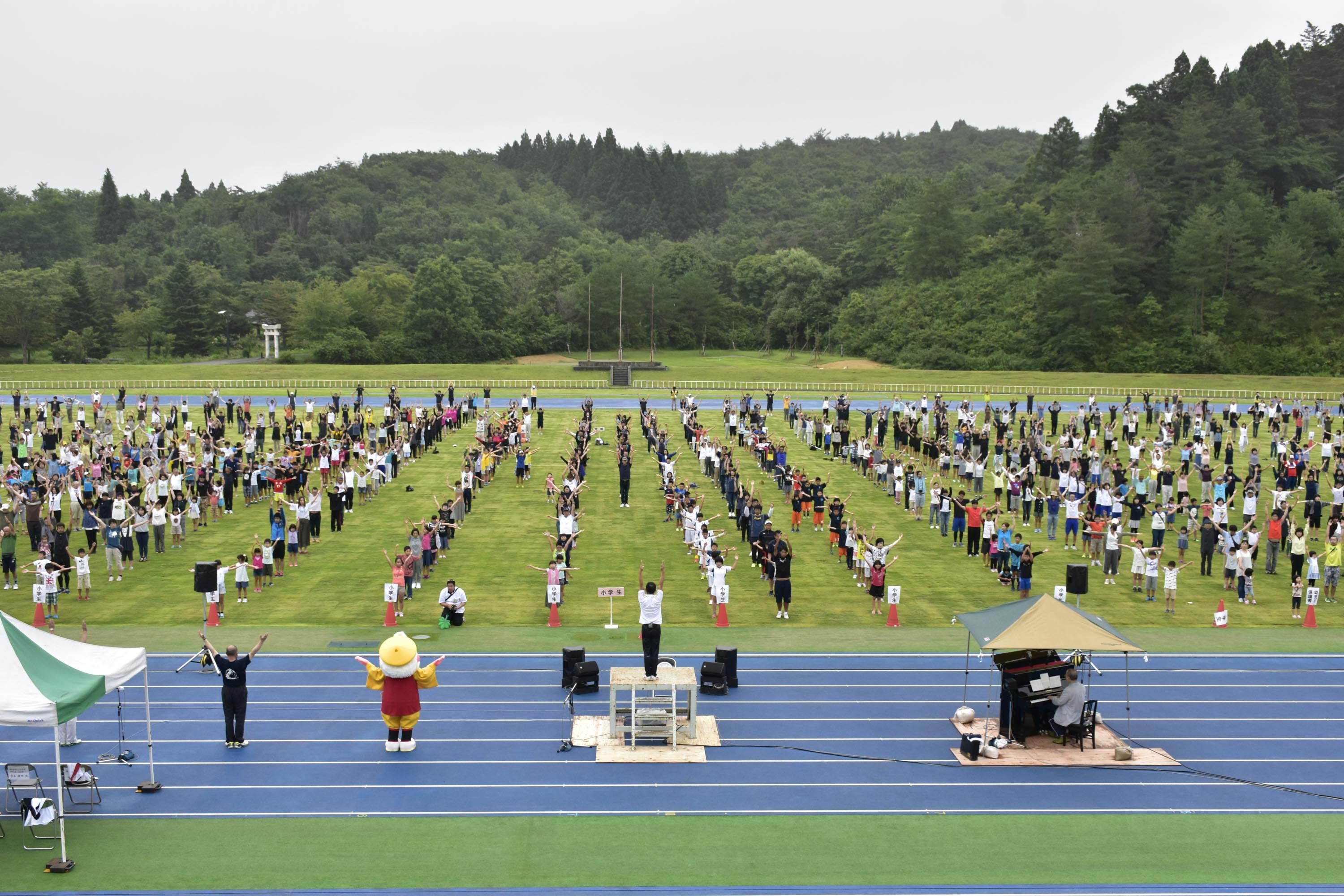 陸上競技場でラジオ体操