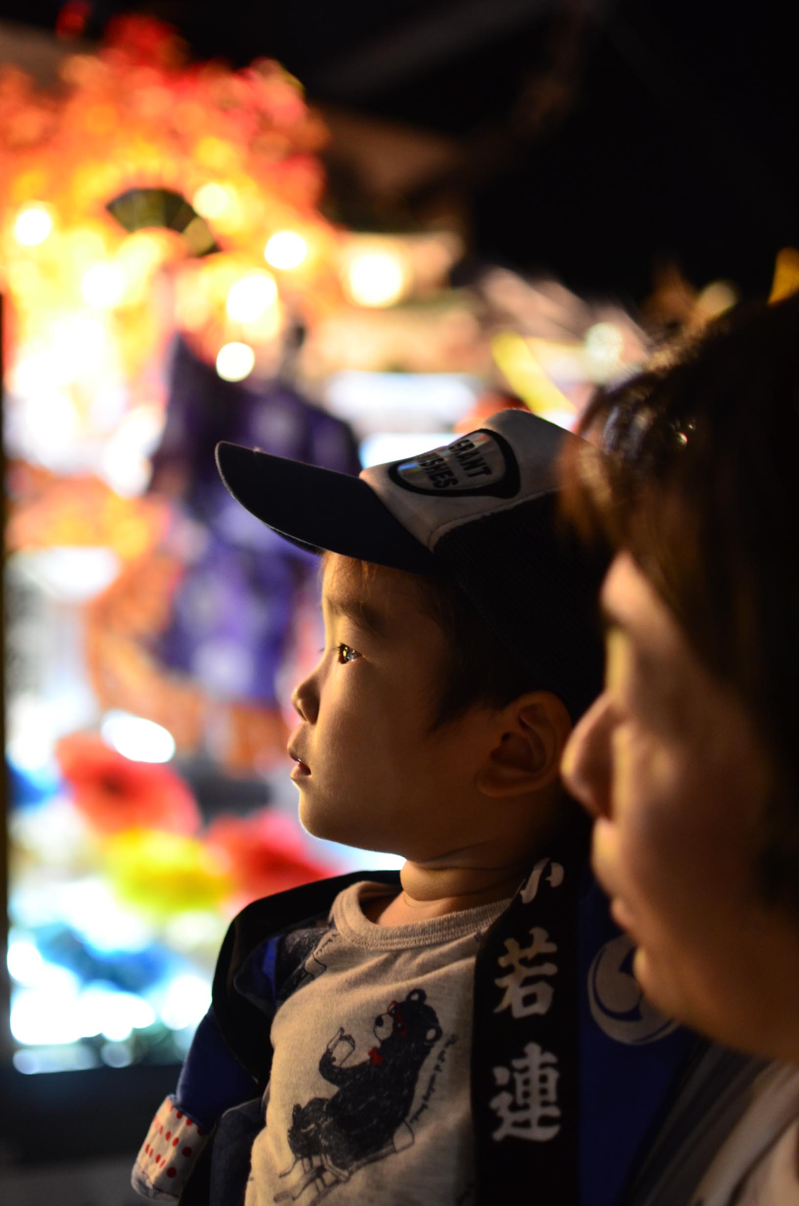 新庄まつりを見つめる子ども