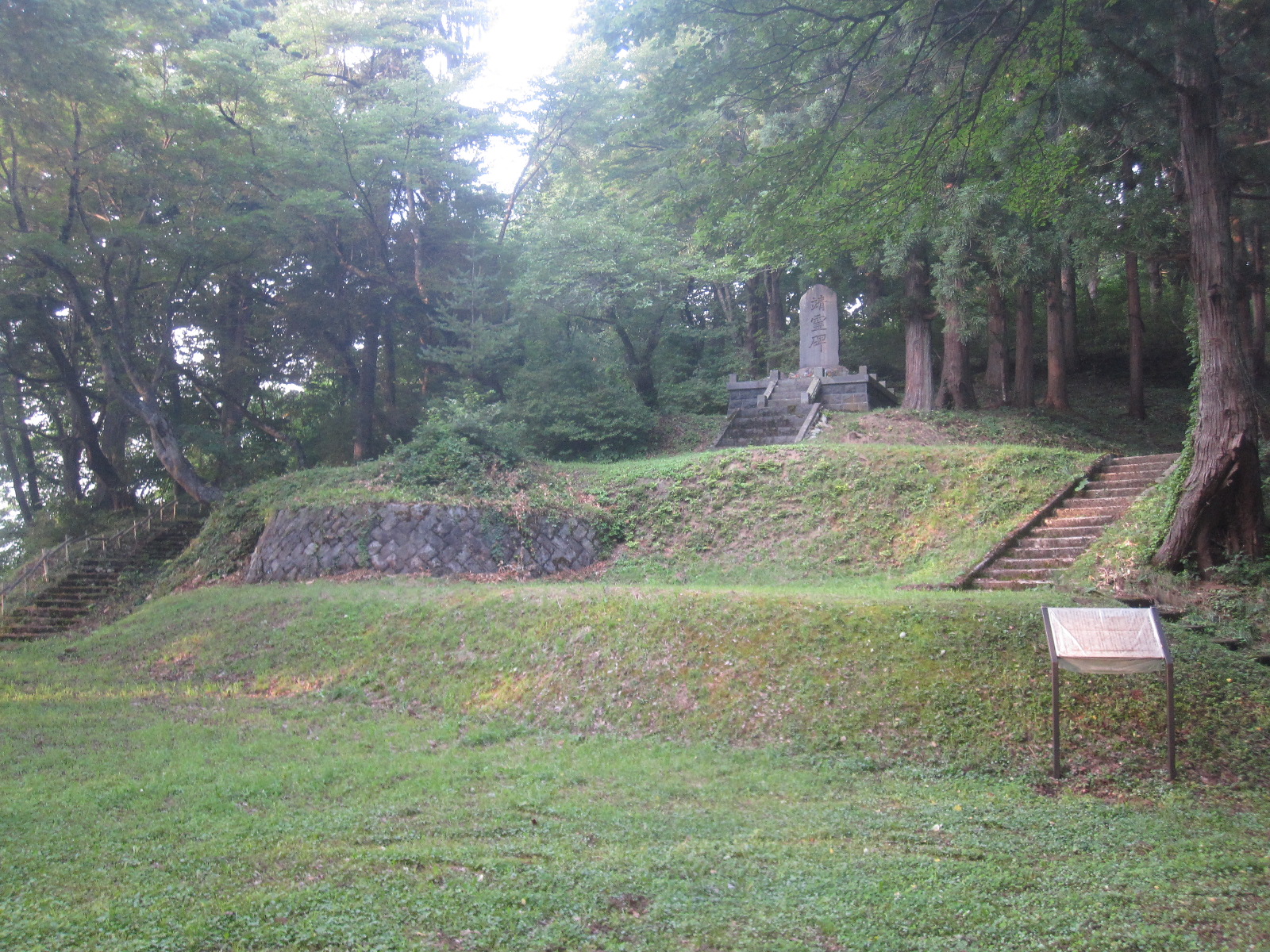 鳥越八幡神社境内土舞台