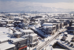 雪に覆われた新庄市街地