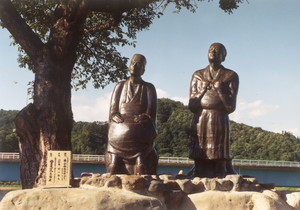芭蕉・曽良陶像(新庄市本合海)