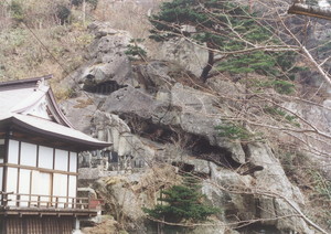 山寺にある戸沢家の墓