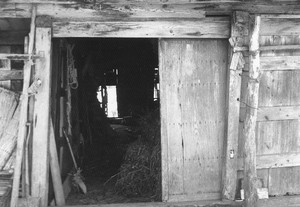 農家の納屋の入口