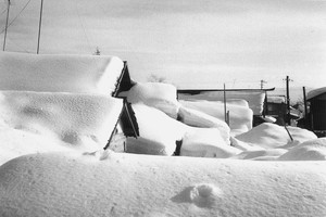 雪にうもれる家々