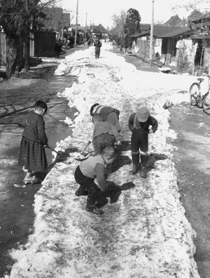 仲町の子供たちの雪割り