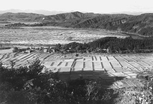 最上川と山と田