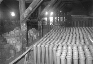 窯業工場内に並んだ土管（昭和25年）