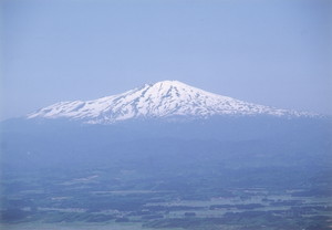 三角山から鳥海山を望む