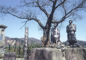 芭蕉と曽良の陶像～芭蕉乗船の地(本合海)